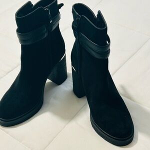 DKNY Elegant Black Ankle Boots
